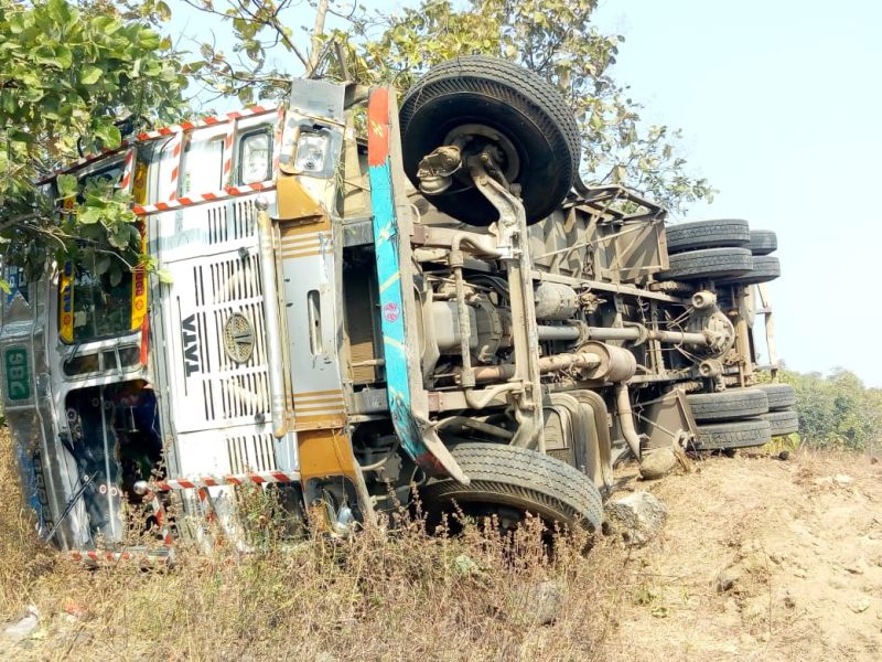 Container accident on Nagpur-Amravati highway; Driver killed | नागपूर-अमरावती महामार्गावर कंटेनरचा अपघात; ड्रायव्हर ठार