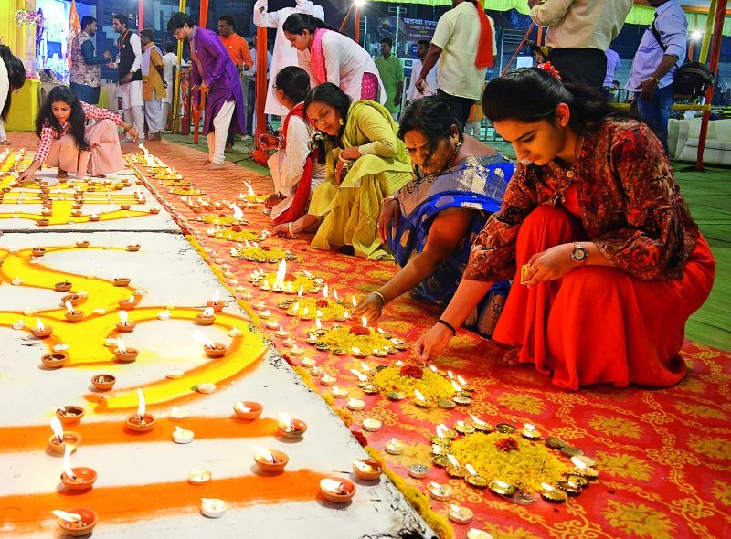 Tribute to Pulwama martyrs in Nagpur by lighting 11 thousand lamps | नागपुरात ११ हजार दिव्यांनी पुलवामा शहिदांना श्रद्धांजली