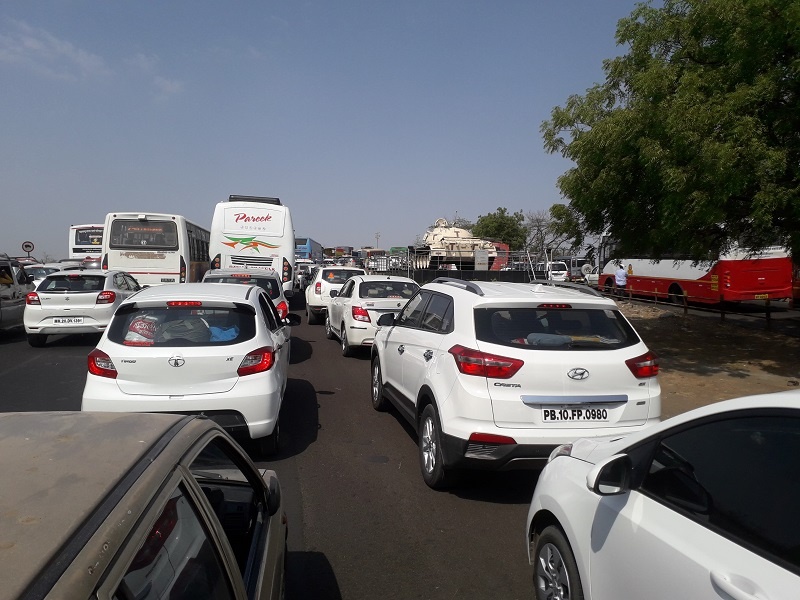 One-and-a-half hour traffic jam on Nagar Road | नगररोडवर दीड तास वाहतूक ठप्प