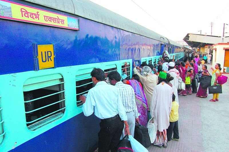Shortage of block breaks in Nagpur section of Central Railway | मध्य रेल्वेच्या नागपूर विभागात ब्रेक ब्लॉकचा तुटवडा