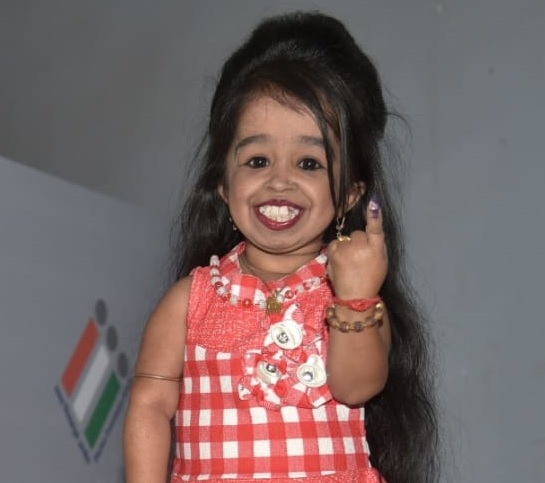 Maharashtra Election Voting Live; The world's smallest woman, Jyoti Amagne polled | Maharashtra Election Voting Live; जगातील सर्वात बुटकी स्त्री, ज्योती आमगेने केले मतदान