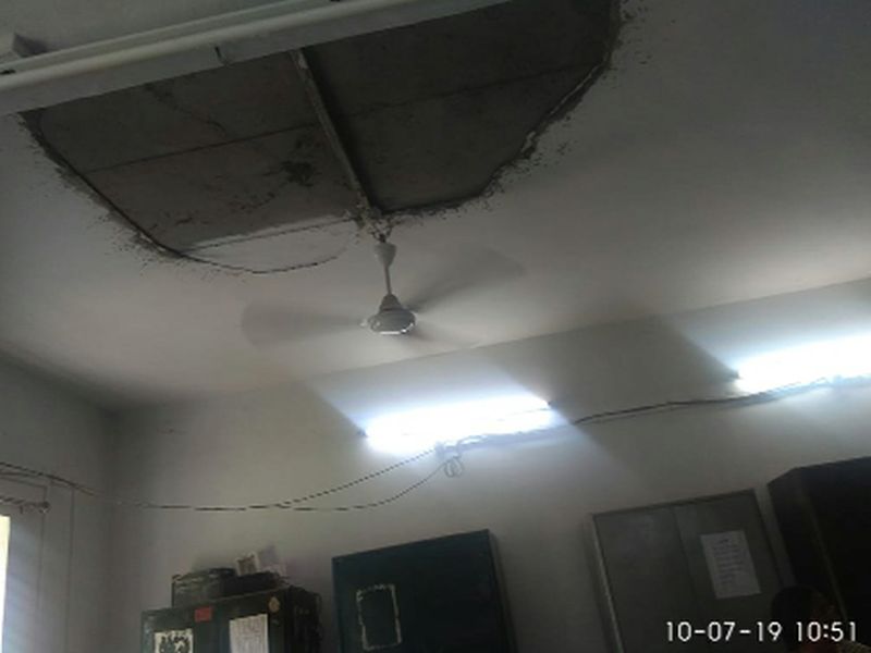 Tahsil office | तहसील कार्यालयाचे छत कोसळले 