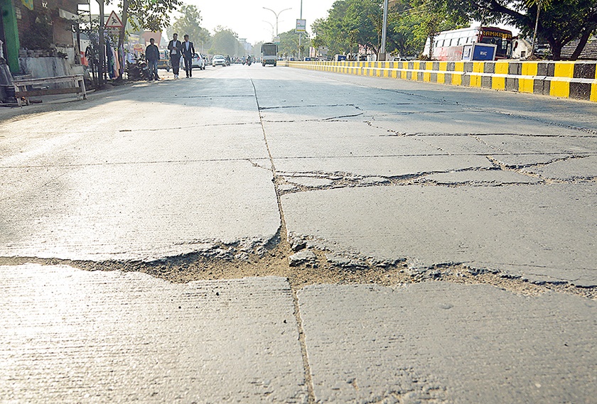 Will cement roads long lasting in Nagpur for 50 years? Within a year cracked on the road | नागपुरातील सिमेंट रस्ते ५० वर्षे टिकतील का ? वर्षभरातच भेगा