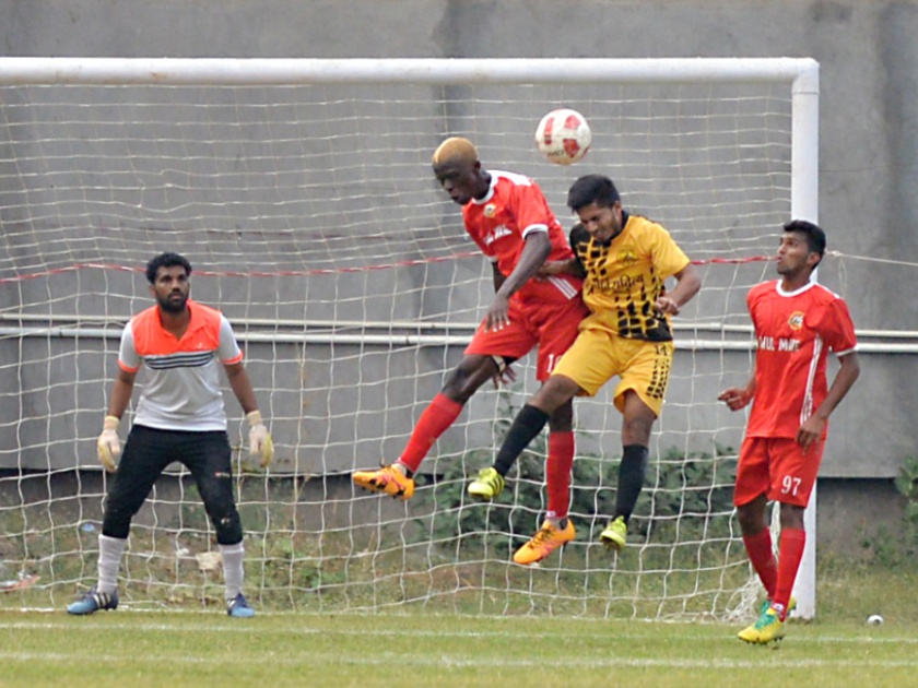 Kolhapur: Give push of 'Sandhamath' to Varheed 'Phulewadi', KSA Senior group football league competition; Satish Ahir won two more goals in more time | कोल्हापूर :वरचढ ‘ फुलेवाडी ’ ला ‘संध्यामठ ’ चा दे धक्का, के.एस.ए. वरिष्ठ गट फुटबॉल लीग स्पर्धा ; जादा वेळेत सतीश अहीरचे दोन विजयी गोल