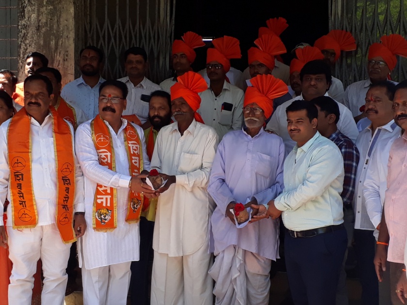 Shiv Sena felicitates debt-free farmers | कर्जमुक्त शेतकऱ्यांचा शिवसेनेच्या वतीने सत्कार