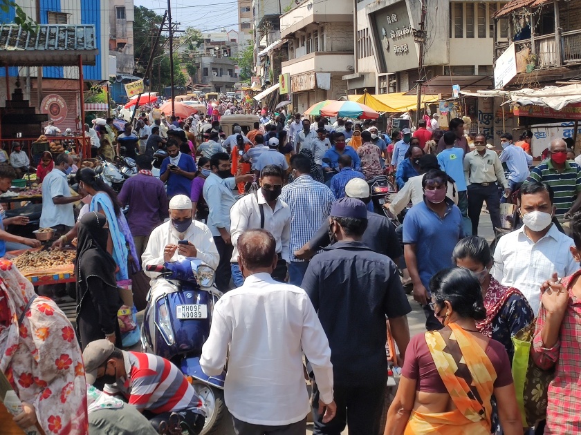 corona cases in kolhapur: morning market crowd for fear of lockdown | corona cases in kolhapur : लॉकडाऊनच्या भीतीने सकाळी बाजारात गर्दी