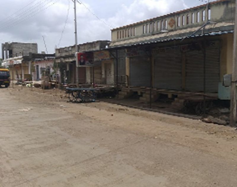 Boradi village closed for three days | बोराडी गाव तीन दिवस बंद