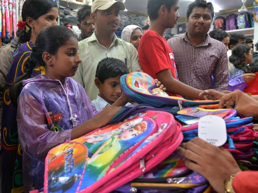Kolhapur: Chhota Bhim, Motu-Patalu's 'Crazy', attractive market places with attractive school bags | कोल्हापूर : छोटा भीम, मोटू-पतलूची ‘क्रेझ’ कायम, आकर्षक स्कूल बॅगांनी रंगल्या बाजारपेठा