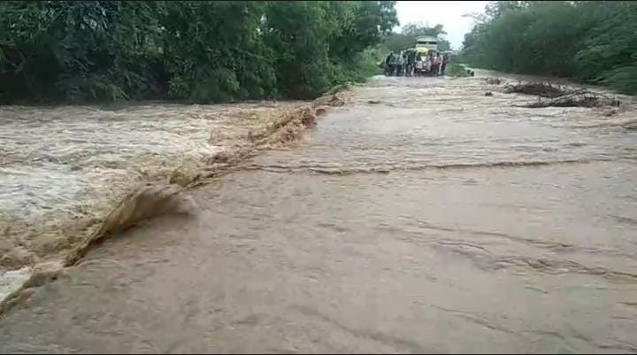Heavy rains in Akkalkot taluka including Solapur; Water is the only water in the farm | सोलापूरसह अक्कलकोट तालुक्यात जोरदार पाऊस; शेतशिवारात पाणीच पाणी