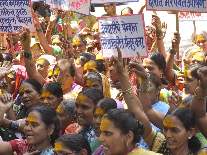 Devadasi protested against the incompetence of the government in Kolhapur, Dhadak Morcha | देवदासींनी केला कोल्हापुरात सरकारच्या नाकर्तेपणाचा निषेध, धडक मोर्चा