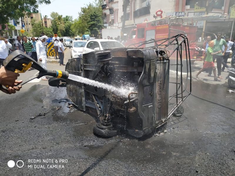 Fire in auto rickshaw ; Two women injured in Nagpur | नागपुरात धावत्या ऑटोने घेतला पेट; दोन महिला भाजल्या