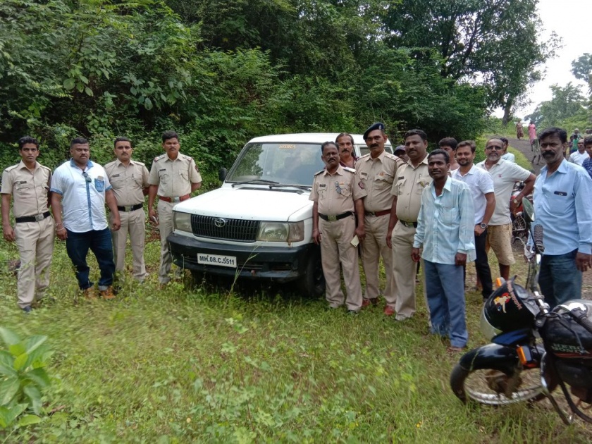 Ratnagiri: Due to alertness of the villagers, Goa-based liquor was seized in Shringarpur | रत्नागिरी :  ग्रामस्थांच्या सतर्कतेमुळे शृंगारपुरात गोवा बनावटीची दारू जप्त