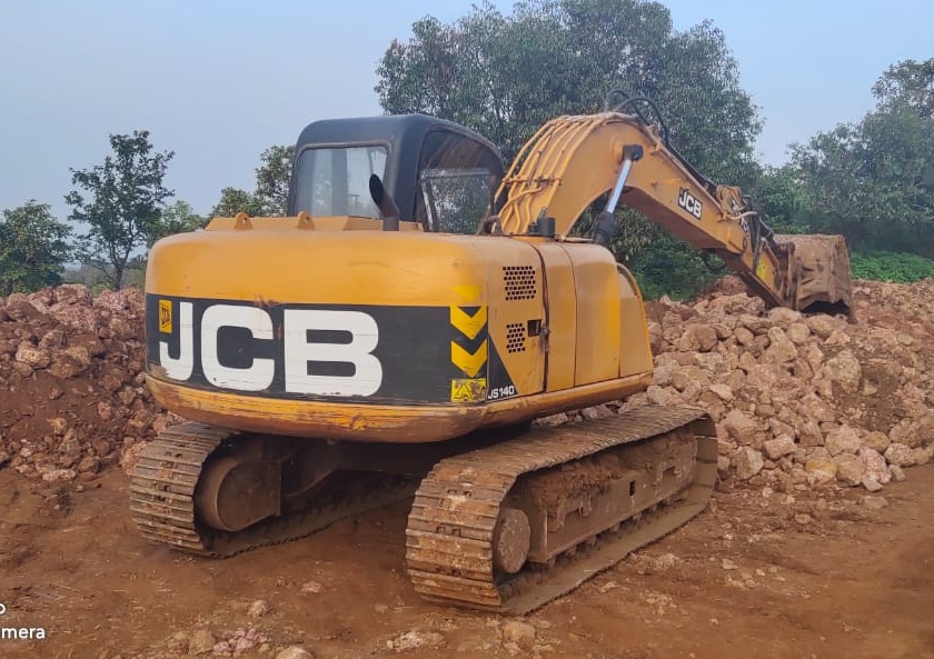  8 lakh cases of illegal bauxite excavation seized at Panundre | पणुंद्रे येथे अवैध बॉक्साईट उत्खननप्रकरणी १५ लाखांचा मुद्देमाल जप्त