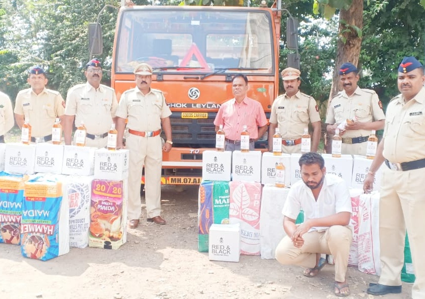 Truck seized with 1.5 lakh liquor | साडेदहा लाखांच्या मद्यसाठ्यासह ट्रक जप्त