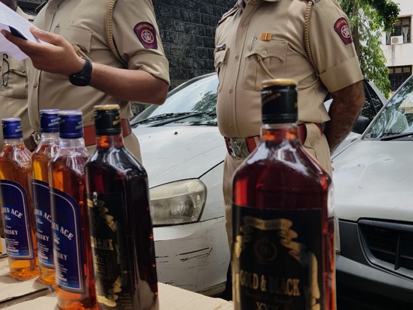 Illegal liquor trafficker caught | बेकायदा दारू वाहतूक करणारी कार पकडली