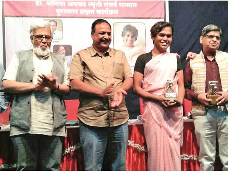 Work should be done more than revolution: Arun Thakur; Sangharsha sanman Puraskar Distribution in Pune | क्रांतीपेक्षा शक्य ते काम करावे : अरुण ठाकूर; पुण्यात संघर्ष सन्मान पुरस्कार प्रदान सोहळा