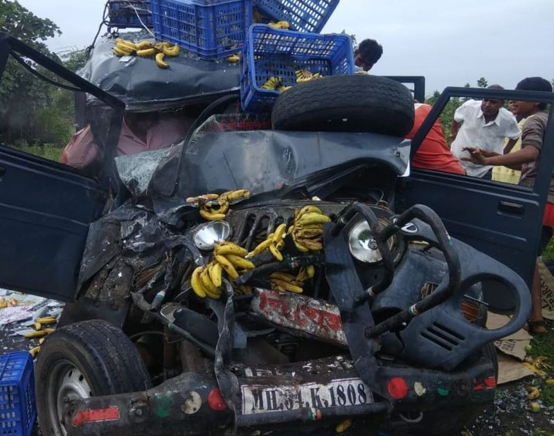 Travels-jeep collides head-on in Shirpur taluka | शिरपूर तालुक्यात ट्रॅव्हल्स-जीपची समोरासमोर धडक