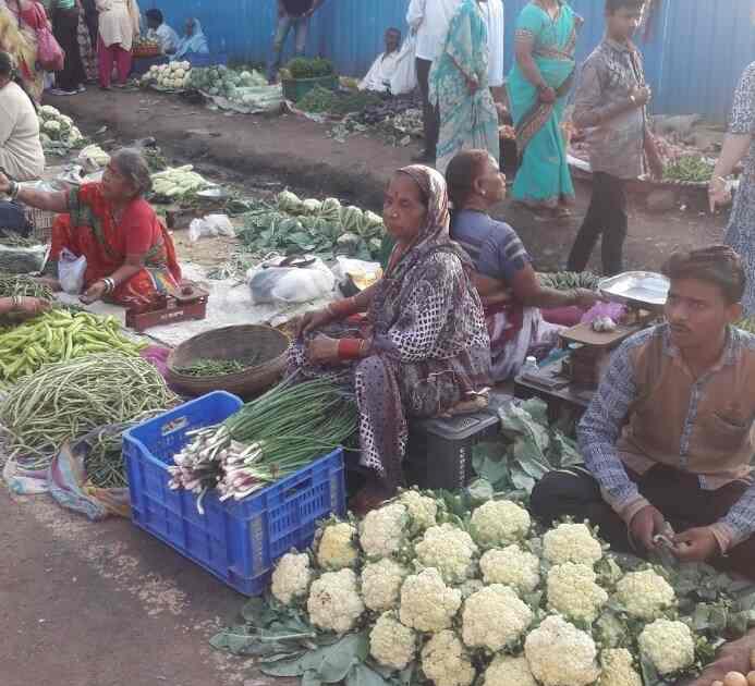 Crowd to get vegetables in Brahmangaon | ब्राह्मणगावी भाजीपाला घेण्यासाठी गर्दी