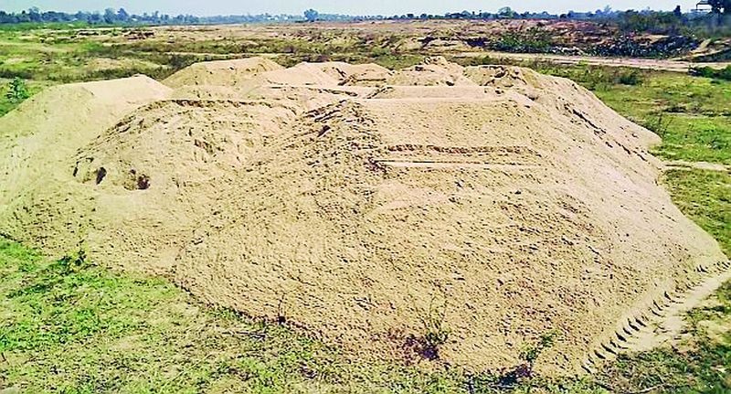 Discovery of sand in the Warpindkapar border | वारपिंडकेपार हद्दीत रेतीची शोधाशोध