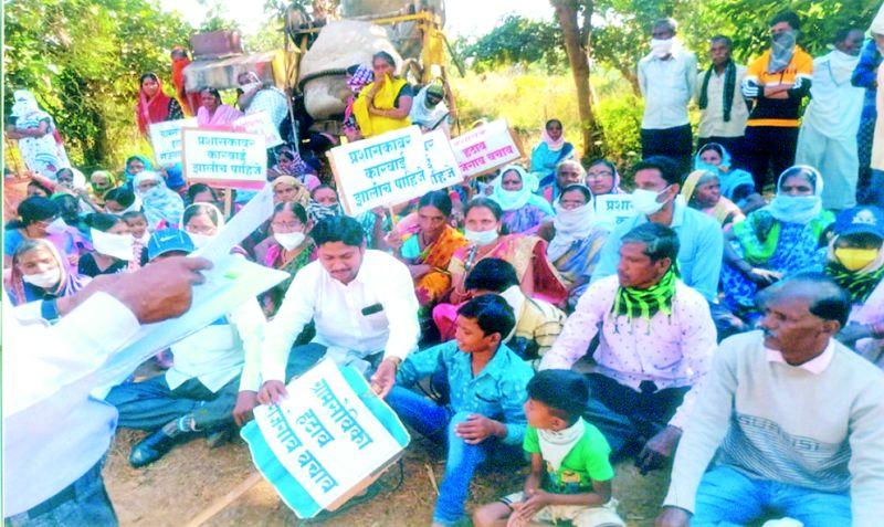 Movement of Rajegaon residents for help | मदतीसाठी राजेगाववासीयांचे आंदाेलन