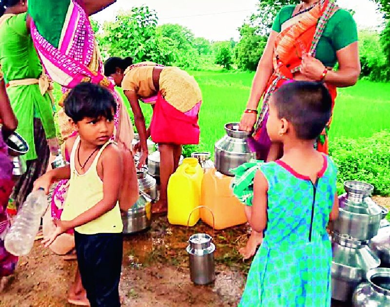 Pipes for water in heavy rains | भर पावसाळ्यात पाण्यासाठी पायपीट