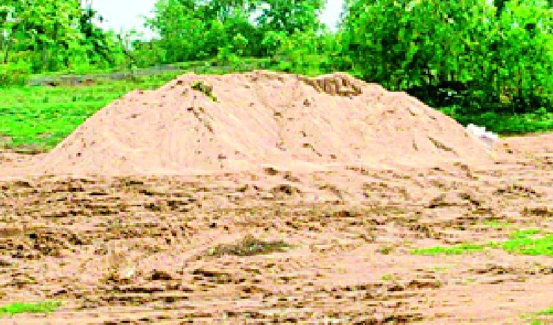 Illegal extraction of sand from Tamaswadi river basin continues day and night | तामसवाडी नदी पात्रातून रेतीचा अहोरात्र अवैध उपसा सुरुच