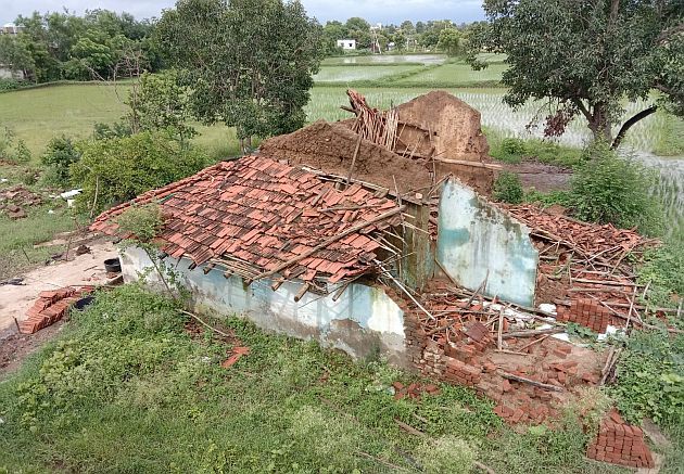Over 2,400 houses collapsed in Bhandara, Gondia district | भंडारा, गोंदिया जिल्ह्यात २४०० वर घरांची पडझड