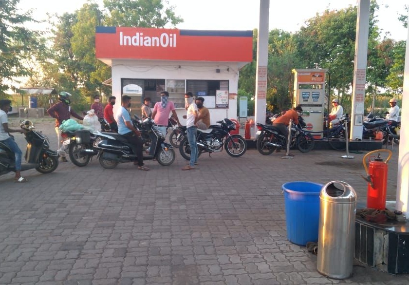 Crowd at petrol pumps in Godakath area | गोदाकाठ परिसरात पेट्रोल पंपांवर गर्दी