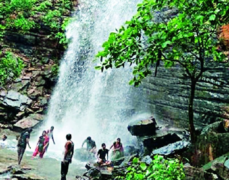 Muktai waterfall blossoms by tourists | मुक्ताई धबधबा पर्यटकांनी फुलला