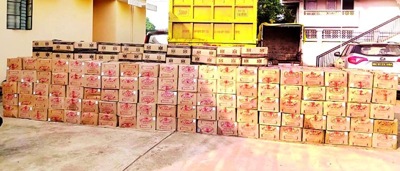 520 boxes of alcohol seized from ballast truck | गिट्टीच्या ट्रकमधून ५२० पेट्या दारु जप्त