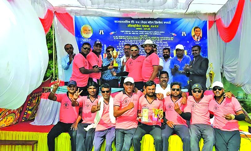  Advocate Cup Cricket Tournament: Akola 'A' Advocate Team ween | अ‍ॅडव्होकेट चषक क्रिकेट स्पर्धा : अकोला 'अ' वकील संघाला अजिंक्यपद