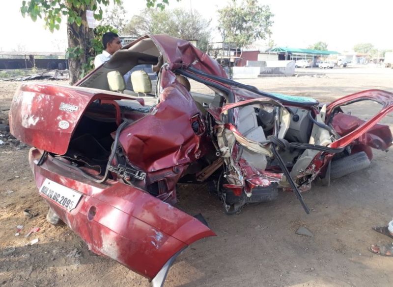 Two killed in a car-luxury bus accident | कार-लक्झरीबस अपघातात एक ठार दोन जण जखमी