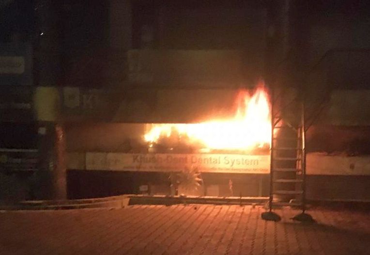 A fire broke out at a dental shop in Taklenagar | टकलेनगरमध्ये दंत साहित्यविक्रीच्या दुकानाला भीषण आग