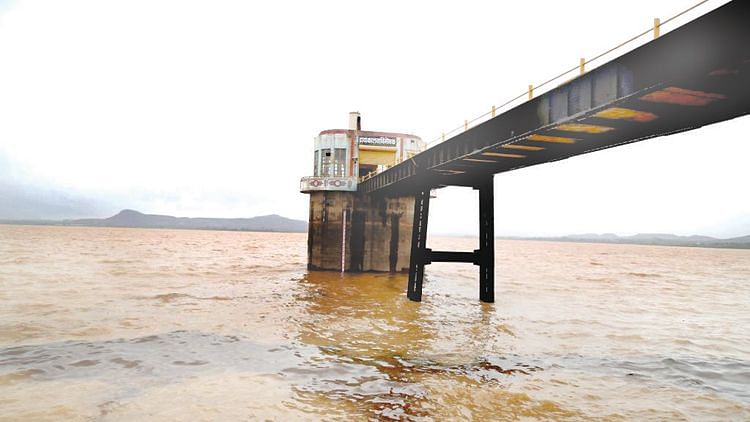 Gangapur dam stocks at 94% rainfall throughout the day: water on the enthusiasm of Ganesh devotees | गंगापूर धरणाचा साठा ९४ टक्क्यांवर दिवसभर पावसाची रिपरिप : गणेश भक्तांच्या उत्साहावर पाणी