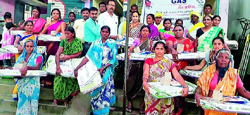 Gas allocation to poor and needy women | गरीब व गरजू महिलांना गॅस वाटप