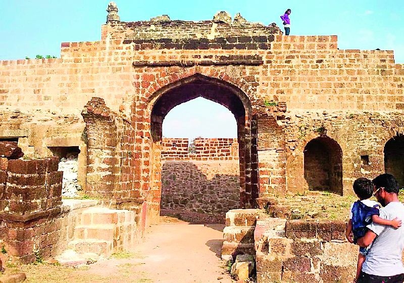 The work of the Vairagarh fort is slow | वैरागड किल्ल्याचे काम संथगतीने