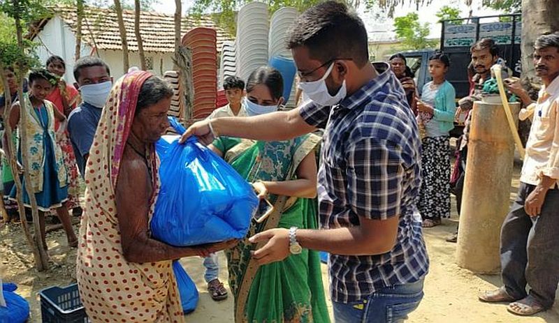 Wife of Shahid Jawan helps those in need of Gadchiroli | गडचिरोलीतीली गरजूंच्या मदतीसाठी वीरपत्नीची धडपड