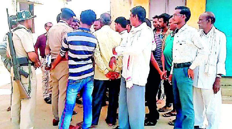 Clutter fired at Adpalli and Visapur center | Lok Sabha Election 2019; अडपल्ली व विसापूर केंद्रावर उडाला गोंधळ