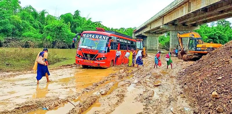 Bus stuck in the mud on the national highway | राष्ट्रीय महामार्गावरील चिखलात फसली बस