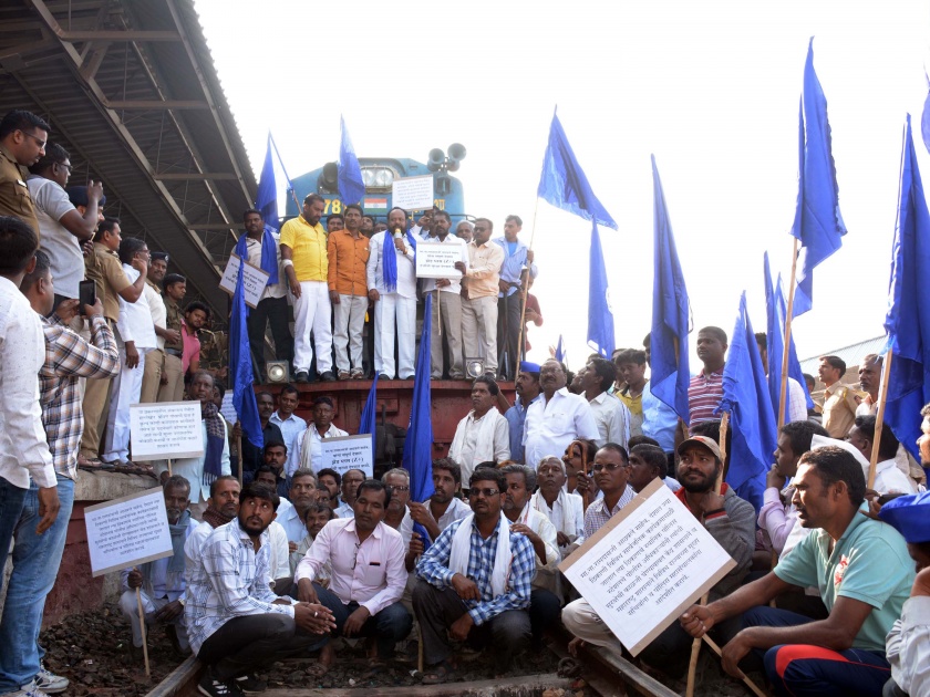  Railroots protest against attack on Minister Athavale | मंत्री आठवले यांच्यावरील हल्ल्याच्या निषेधार्थ रेलरोको