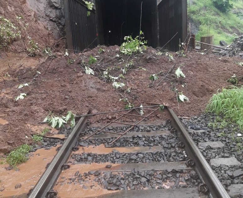  Soil debris on the railway track in Kasara Ghat | कसारा घाटात रेल्वे रुळावर मातीचा ढिगारा