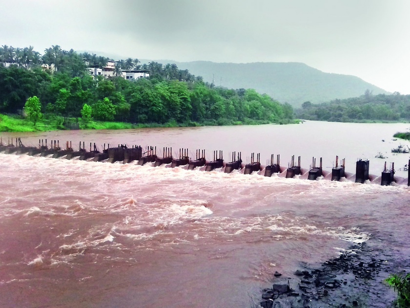 Riding from Jagbudi bridge, rains in the village | नदीचे पाणी ओसरू लागले, जगबुडी पुलावरुन धिम्या गतीने वाहतूक सुरू