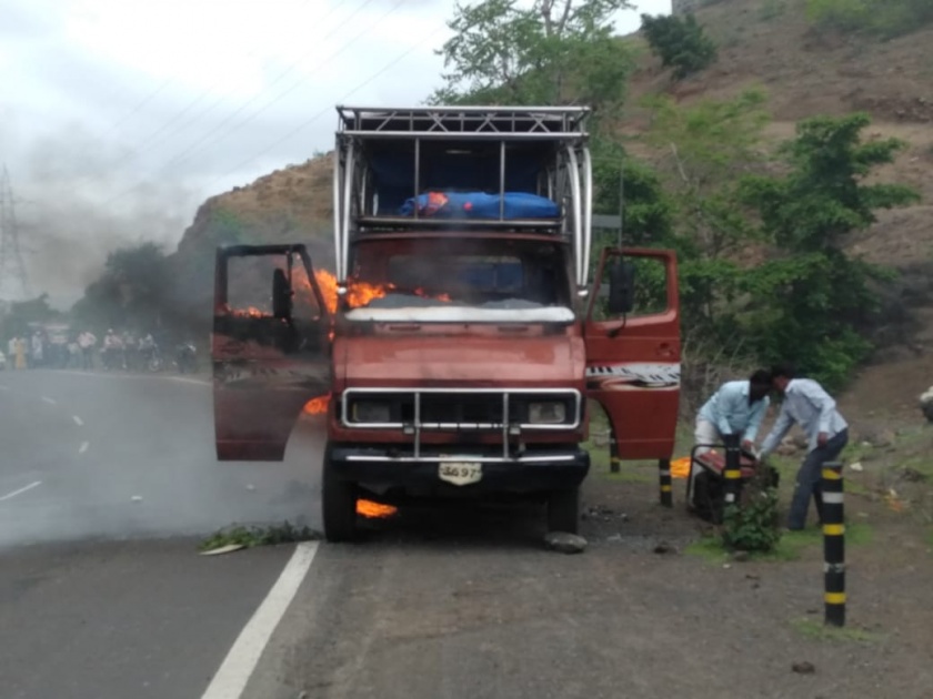 Large losses due to the fire in a band squad car | बॅण्ड पथकाच्या गाडीला आग लागल्याने मोठे नुकसान