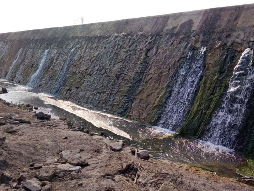 The dam did not stop even after the inspection of the senior officials | वरिष्ठ अधिकाऱ्यांच्या पाहणीनंतरही धरणाची गळती थांबेना