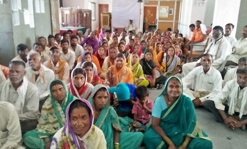 Workers agitation to get jobs from MNREGA | मनरेगातून कामे मिळण्यासाठी मजुरांचे ठिय्या आंदोलन