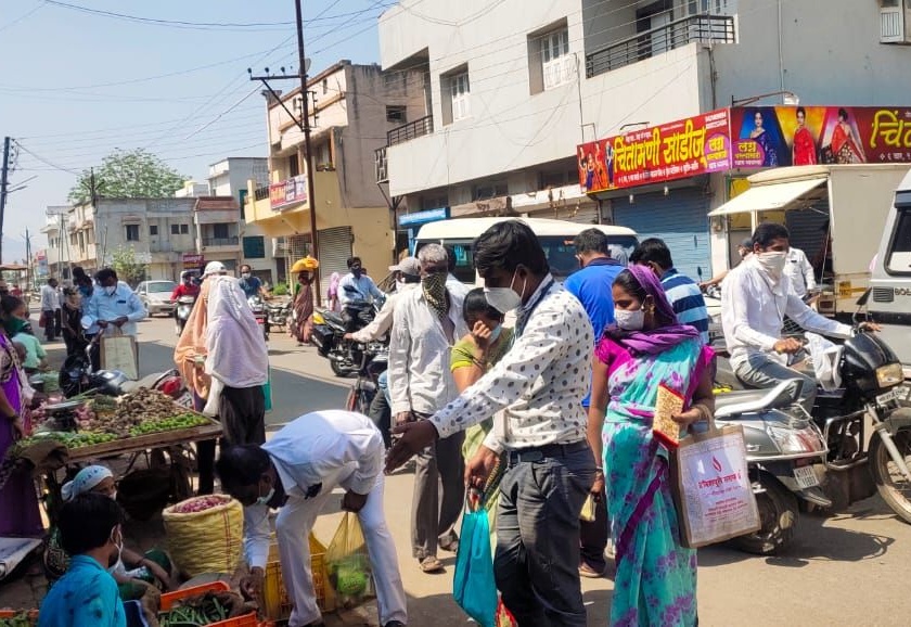 Huge crowd for shopping in Kalwan city | कळवण शहरात खरेदीसाठी प्रचंड गर्दी