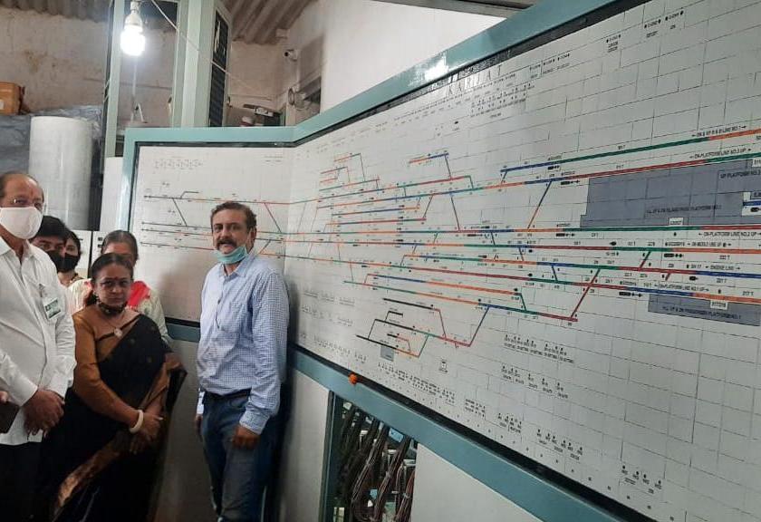 Panels of signal system of Indian Railways are formed in Ghartan Pada of Magathane | मागाठाणेच्या घरटन पाड्यात तयार होतात भारतीय रेल्वेच्या सिग्नल यंत्रणेची पॅनल