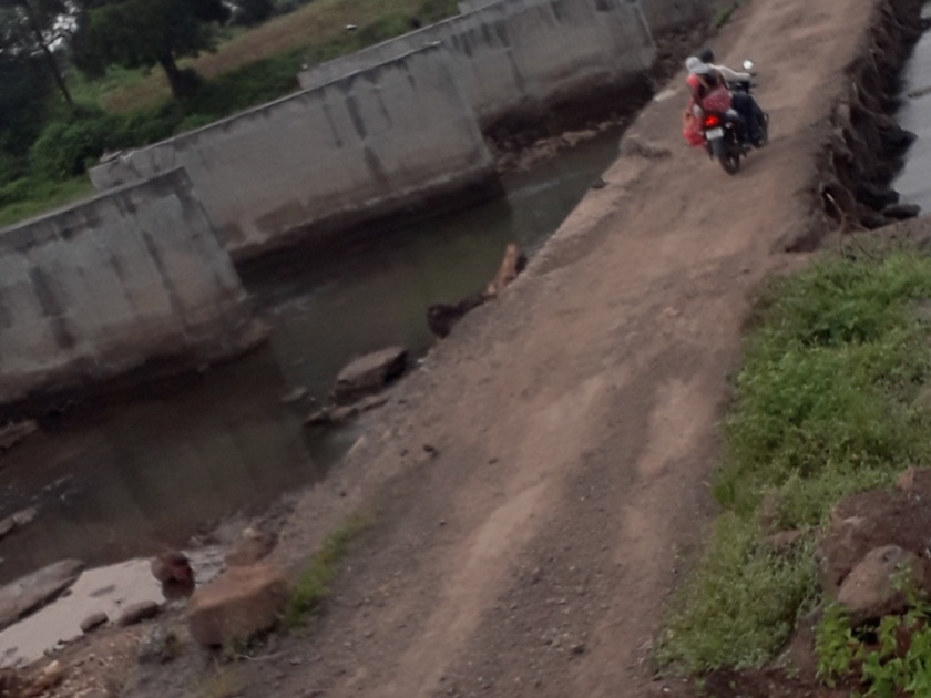 A life threatening journey from the bridge over the Nilwandipade river | निळवंडीपाडे नदीवरील पुलावरुन जीवघेणा प्रवास