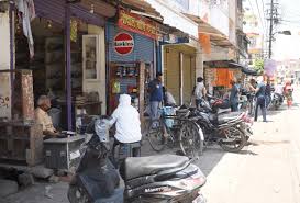 In Lasalgaon, shops remained open even after 7 pm | लासलगावला सायंकाळी ७ वाजेनंतरही दुकाने खुली