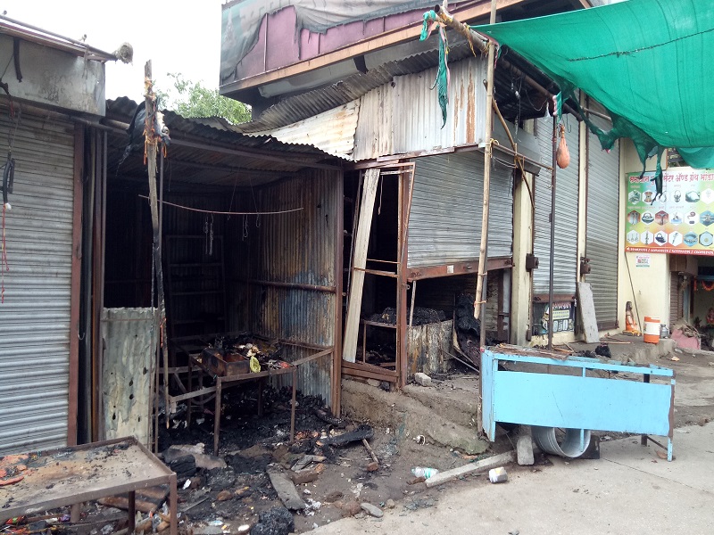 Fire up three shops in Madi | मढीत तीन दुकानांना आग